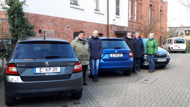 Grauer und blauer Skoda